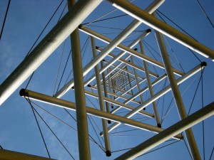 Kenneth Snelson sculpture, http://www.smithsonianmag.com/smithsonian-institution/how-does-hirshhorn-60-foot-needle-tower-stay-upright-in-stiff-wind-180953391/