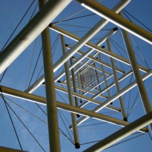 Kenneth Snelson sculpture, http://www.smithsonianmag.com/smithsonian-institution/how-does-hirshhorn-60-foot-needle-tower-stay-upright-in-stiff-wind-180953391/